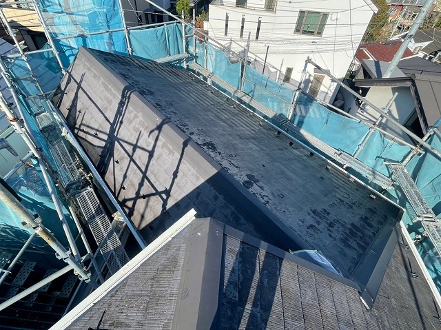 スレート屋根から横暖ルーフを使った屋根カバー工事を行いました！川口市屋根カバー工事　横暖ルーフαｓ　ニチハ　センタールーフ　スレートボロボロ　ガルバリウム鋼板　
